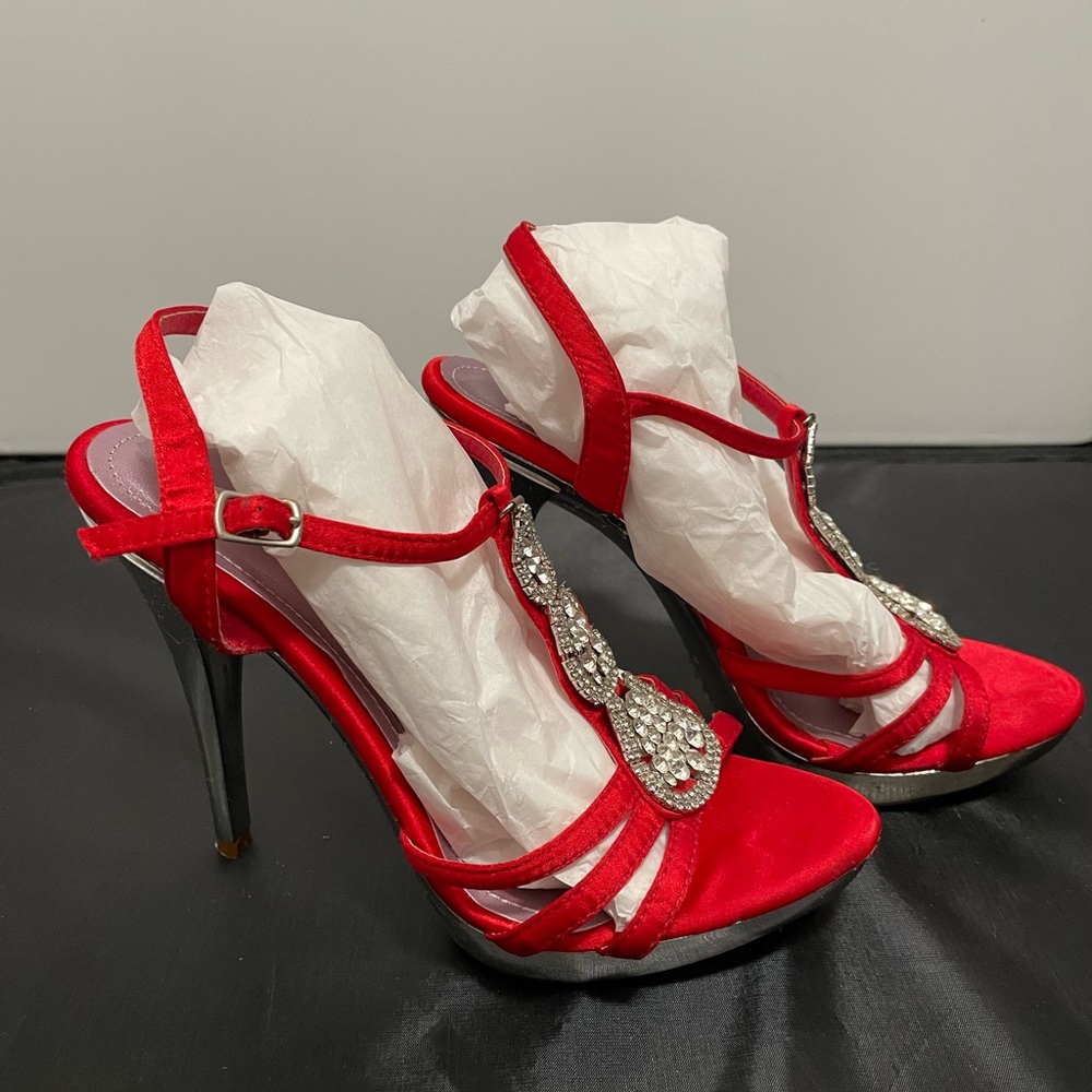 Ladies high heels size 6 heel size 3.5 inches long in excellent condition